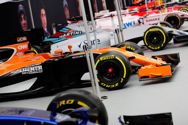 F1 Live London.
London, United Kingdom.
Wednesday 12 July 2017.
A line-up of Formula 1 cars in Trafalgar Square ahead of the London F1 street demonstration. R-L: Toro Rosso, McLaren, Williams Force India, Ferrari and Red Bull.
World Copyright: Zak Mauger/LAT Images
ref: Digital Image: _54I1662