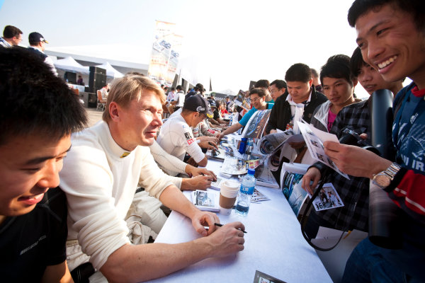 6 Hours of Zhuhai.
Zhuhai, China. 11th - 13th November 2011. 
Mika Hakkinen, Team AMG China, Mercedes SLS AMG GT3 at the autograph session with the fans.
Portrait. 
Drew Gibson/LAT Photographic. 
ref: Digital Image _Y8P9718