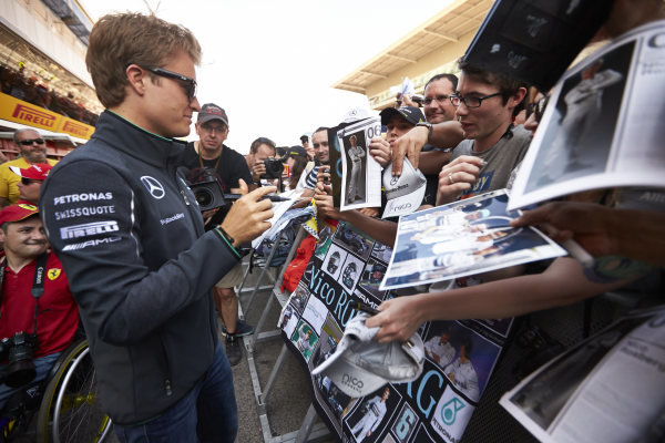 Circuit de Catalunya, Barcelona, Spain.
Thursday 8 May 2014.
Nico Rosberg, Mercedes AMG, signs autographs for fans.
World Copyright: Steve EtheringtonLAT Photographic.
ref: Digital Image SNE11646 copy Circuit de Catalunya, Barcelona, Spain.
Thursday 8 May 2014.
Nico Rosberg, Mercedes AMG, signs autographs for fans.
World Copyright: Steve EtheringtonLAT Photographic.
ref: Digital Image SNE11646 copy