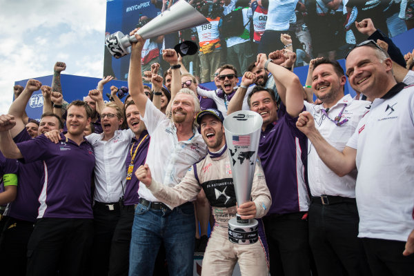 2016/2017 FIA Formula E Championship.
Round 9 - New York City ePrix, Brooklyn, New York, USA.
Saturday 15 July 2017.
Sir Richard Branson and Sam Bird (GBR), DS Virgin Racing, Spark-Citroen, Virgin DSV-02, celerate with the team.
Photo: Andrew Ferraro/LAT/Formula E
ref: Digital Image _FER8727 2016/2017 FIA Formula E Championship.
Round 9 - New York City ePrix, Brooklyn, New York, USA.
Saturday 15 July 2017.
Sir Richard Branson and Sam Bird (GBR), DS Virgin Racing, Spark-Citroen, Virgin DSV-02, celerate with the team.
Photo: Andrew Ferraro/LAT/Formula E
ref: Digital Image _FER8727