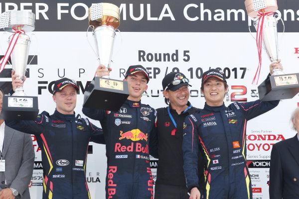 2017 Japanese Super Formula.
Autopolis, Japan. 8th - 9th September 2017. Rd 5.
Winner Pierre Gasly ( #15 TEAM MUGEN SF14 ) 2nd position Felix Rosenqvist ( #7 SUNOCO TEAM LEMANS SF14 ) 3rd position Kazuya Oshima ( #8 SUNOCO TEAM LEMANS SF14 ) podium portrait
World Copyright: Masahide Kamio / LAT Images
2017_SF_Rd5_007