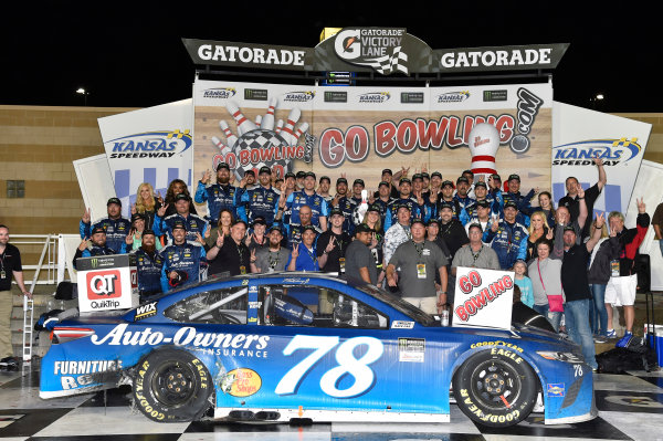 Monster Energy NASCAR Cup Series
Go Bowling 400
Kansas Speedway, Kansas City, KS USA
Sunday 14 May 2017
Martin Truex Jr, Furniture Row Racing, Auto-Owners Insurance Toyota Camry celebrates his win in Victory Lane
World Copyright: Nigel Kinrade
LAT Images
ref: Digital Image 17KAN1nk09832