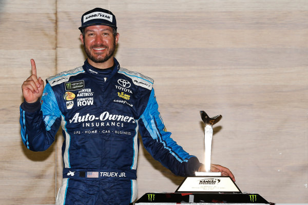 Monster Energy NASCAR Cup Series
Go Bowling 400
Kansas Speedway, Kansas City, KS USA
Sunday 14 May 2017
Martin Truex Jr, Furniture Row Racing, Auto-Owners Insurance Toyota Camry celebrates in victory lane
World Copyright: Russell LaBounty
LAT Images
ref: Digital Image 17KAN1rl_7953 Monster Energy NASCAR Cup Series
Go Bowling 400
Kansas Speedway, Kansas City, KS USA
Sunday 14 May 2017
Martin Truex Jr, Furniture Row Racing, Auto-Owners Insurance Toyota Camry celebrates in victory lane
World Copyright: Russell LaBounty
LAT Images
ref: Digital Image 17KAN1rl_7953