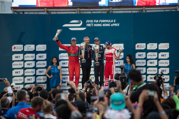 2016/2017 FIA Formula E Championship.
Hong Kong ePrix, Hong Kong, China.
Sunday 9 October 2016.
Lucas Di Grassi (BRA), ABT Schaeffler Audi Sport, Spark-Abt Sportsline, ABT Schaeffler FE02, Sebastien Buemi (SUI), Renault e.Dams, Spark-Renault, Renault Z.E 16 and Nick Heidfeld (GER), Mahindra Racing, Spark-Mahindra, Mahindra M3ELECTRO on the podium.
Photo: Andrew Ferraro/LAT/Formula E
ref: Digital Image _FER2517