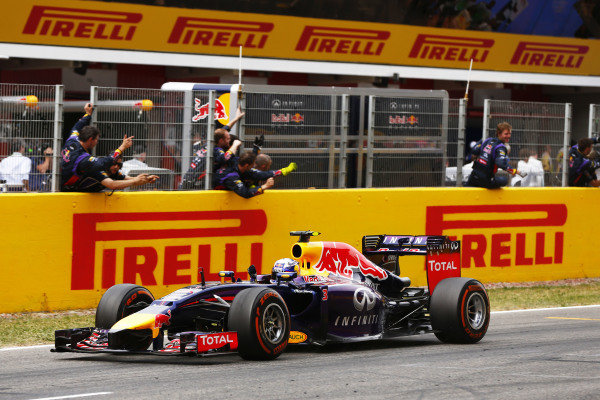Circuit de Catalunya, Barcelona, Spain.
Sunday 11 May 2014.
Daniel Ricciardo, Red Bull Racing RB10 Renault, 3rd Position, takes the chequered flag.
World Copyright: Andy Hone/LAT Photographic.
ref: Digital Image _ONZ1804 Circuit de Catalunya, Barcelona, Spain.
Sunday 11 May 2014.
Daniel Ricciardo, Red Bull Racing RB10 Renault, 3rd Position, takes the chequered flag.
World Copyright: Andy Hone/LAT Photographic.
ref: Digital Image _ONZ1804