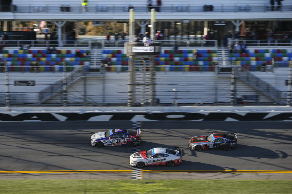 #82 BimmerWorld Racing BMW M4 GT4, GS: James Clay, Devin Jones, #22 Multimatic Motorsports Ford Mustang GT4, GS: Austin Cindric, Chase Briscoe, Billy Johnson, #33 Winward Racing / HTP Motorsport Mercedes-AMG, GS: Russell Ward, Indy Dontje, Checker Flag