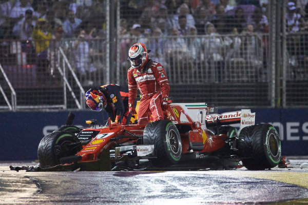 Marina Bay Circuit, Marina Bay, Singapore.
Sunday 17 September 2017.
Kimi Raikkonen, Ferrari, and Max Verstappen, Red Bull, climb out of their damaged cars after a collision at the start.
World Copyright: Steve Etherington/LAT Images
ref: Digital Image SNE18977 Marina Bay Circuit, Marina Bay, Singapore.
Sunday 17 September 2017.
Kimi Raikkonen, Ferrari, and Max Verstappen, Red Bull, climb out of their damaged cars after a collision at the start.
World Copyright: Steve Etherington/LAT Images
ref: Digital Image SNE18977