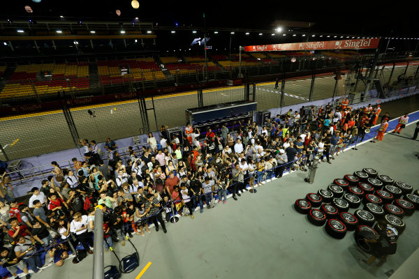 Marina Bay Circuit, Singapore.
19th September 2013.
Fans in the pitlane.
World Copyright: Alastair Staley/LAT Photographic.
ref: Digital Image _R6T9674 Marina Bay Circuit, Singapore.
19th September 2013.
Fans in the pitlane.
World Copyright: Alastair Staley/LAT Photographic.
ref: Digital Image _R6T9674