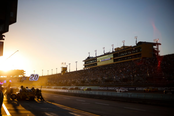 Monster Energy NASCAR Cup Series
Ford EcoBoost 400
Homestead-Miami Speedway, Homestead, FL USA
Sunday 19 November 2017
Matt Kenseth, Joe Gibbs Racing, DEWALT Hurricane Recovery Toyota Camry pit stop, sunset
World Copyright: Barry Cantrell
LAT Images