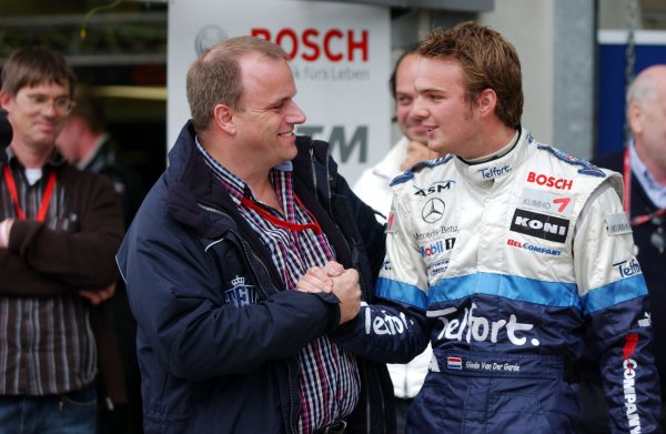 2006 F3 Euro Series.
Round 17 & 18, Le Mans Bugatti Circuit. 13th - 15th October 2006.
Giedo van der Garde (NED), ASM Formula 3, Dallara F305 Mercedes being gratulated by his team and management for his pole position of the first race here in Le Mans.
World Copyright: Pieters/xpb
cc/LAT
ref: Digital Image Only 2006 F3 Euro Series.
Round 17 & 18, Le Mans Bugatti Circuit. 13th - 15th October 2006.
Giedo van der Garde (NED), ASM Formula 3, Dallara F305 Mercedes being gratulated by his team and management for his pole position of the first race here in Le Mans.
World Copyright: Pieters/xpb
cc/LAT
ref: Digital Image Only
