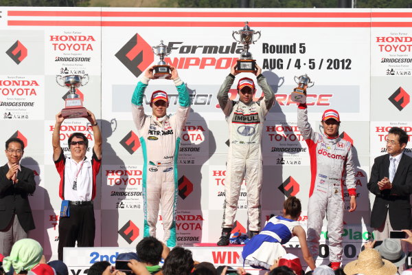 Round 5 - TWIN RING MOTEGI, Japan. 5th August 2012.
Winner Joao Paulo Lima de Oliveira ( #19 TEAM IMPUL ) 1st position. Andre Lotterer ( #36 PETRONAS TEAM TOM'S ), 2nd position. Koudai Tsukakoshi ( #41 DOCOMO TEAM DANDELION RACING ) 3rd position. Podium.
World Copyright: Yasushi Ishihara/LAT Photographic
ref: Digital Image 2012FN_Rd5_010