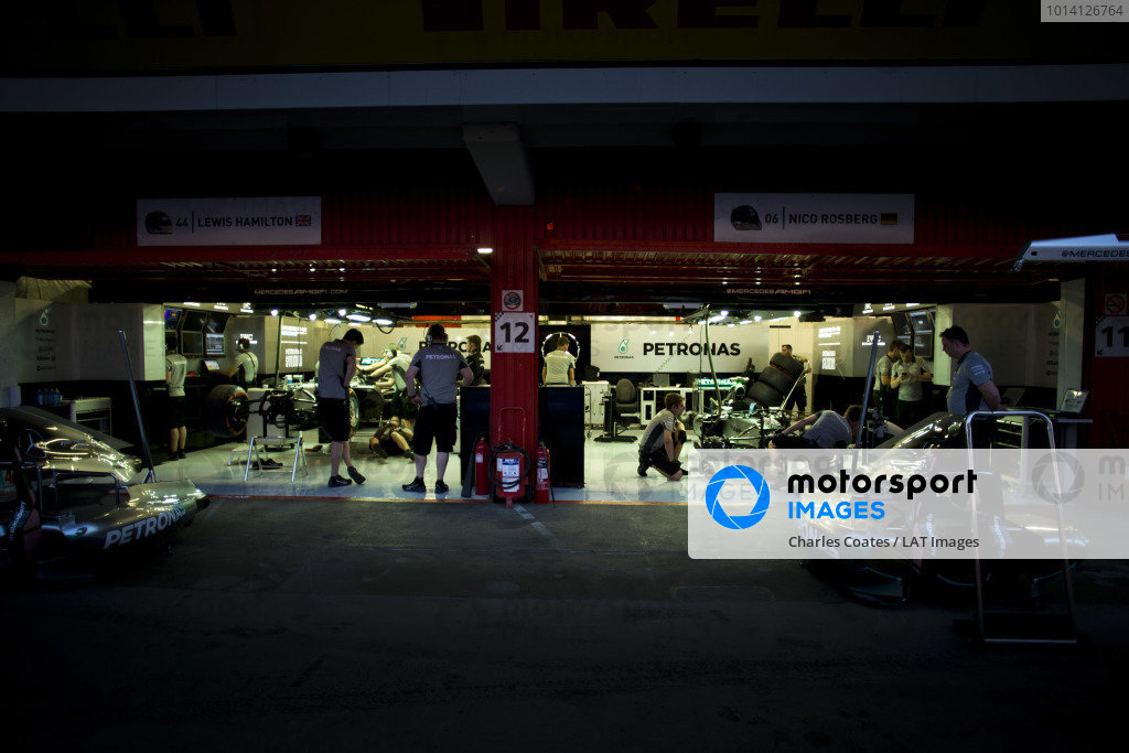 Circuit de Catalunya, Barcelona, Spain.
Friday 9 May 2014.
Night falls on the Mercedes AMG garage.
World Copyright: Steven Tee/LAT Photographic.
ref: Digital Image _L0U4972 Circuit de Catalunya, Barcelona, Spain.
Friday 9 May 2014.
Night falls on the Mercedes AMG garage.
World Copyright: Steven Tee/LAT Photographic.
ref: Digital Image _L0U4972