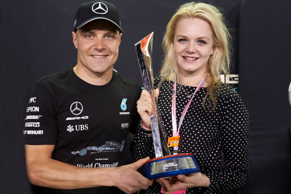 Yas Marina Circuit, Abu Dhabi, United Arab Emirates.
Sunday 26 November 2017.
Valtteri Bottas, Mercedes AMG, 1st Position, celebrates with his wife Emilia.
World Copyright: Steve Etherington/LAT Images
ref: Digital Image SNE13569 Yas Marina Circuit, Abu Dhabi, United Arab Emirates.
Sunday 26 November 2017.
Valtteri Bottas, Mercedes AMG, 1st Position, celebrates with his wife Emilia.
World Copyright: Steve Etherington/LAT Images
ref: Digital Image SNE13569