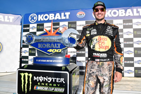 2017 Monster Energy NASCAR Cup Series - Kobalt 400
Las Vegas Motor Speedway - Las Vegas, NV USA
Sunday 12 March 2017
Martin Truex Jr, Bass Pro Shops/TRACKER BOATS Toyota Camry celebrates his win in Victory Lane
World Copyright: Nigel Kinrade/LAT Images
ref: Digital Image 17LAS1nk07870