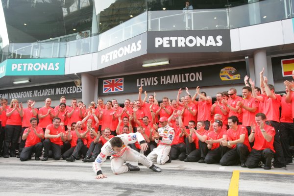 2007 Malaysian Grand Prix - Sunday Race
Sepang, Kuala Lumpur. Malaysia.
8th April 2007.
Fernando Alonso, McLaren MP4-22 Mercedes, 1st position, and Lewis Hamilton, McLaren MP4-22 Mercedes, 2nd position, celebrate the McLaren one-two with their team. Portrait.
World Copyright: Andrew Ferraro/LAT Photographic.
ref: Digital Image ZP9O2761 2007 Malaysian Grand Prix - Sunday Race
Sepang, Kuala Lumpur. Malaysia.
8th April 2007.
Fernando Alonso, McLaren MP4-22 Mercedes, 1st position, and Lewis Hamilton, McLaren MP4-22 Mercedes, 2nd position, celebrate the McLaren one-two with their team. Portrait.
World Copyright: Andrew Ferraro/LAT Photographic.
ref: Digital Image ZP9O2761