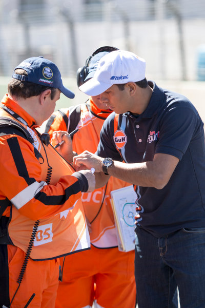 2015/2016 FIA Formula E Championship.
Mexico City ePrix, Autodromo Hermanos Rodriguez, Mexico City, Mexico.
Friday 11 March 2016.
Salvador Duran (MEX), Team Aguri - Spark SRT_01E, signs autographs for marshals.
Photo: Zak Mauger/LAT/Formula E
ref: Digital Image _79P2345