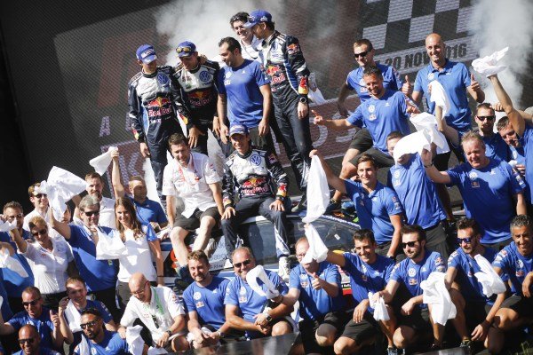 Sebastien Ogier (FRA) / Julien Ingrassia (FRA), Volkswagen Motorsport WRC, Jari-Matti Latvala (FIN) / Miikka Anttila (FIN), Volkswagen Motorsport WRC and Andreas Mikkelsen (NOR) / Anders Jaeger Synnevag (NOR), Volkswagen Motorsport II WRC celebrate their last WRC event with the team at FIA World Rally Championship, Rd13, Rally Australia, Day Three, Coffs Harbour, New South Wales, Australia, 20 November 2016.