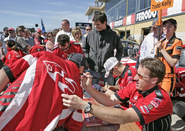 2005 Australian V8 Supercars
Symmons Plains Raceway, Australia. 11th - 13th November 2005
Mark Skaife (Holden Racing Team Holden Commodore VZ) signs autographs for race fans.
World Copyright: Mark Horsburgh / LAT Photographic
ref: 05AusV8SP29