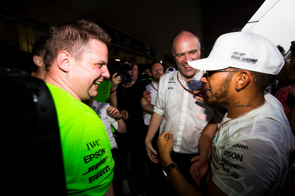 Autodromo Hermanos Rodriguez, Mexico City, Mexico.
Sunday 29 October 2017.
Lewis Hamilton, Mercedes AMG, celebrates with team mates after securing his 4th world drivers championship title.
World Copyright: Sam Bloxham/LAT Images
ref: Digital Image _W6I1616 Autodromo Hermanos Rodriguez, Mexico City, Mexico.
Sunday 29 October 2017.
Lewis Hamilton, Mercedes AMG, celebrates with team mates after securing his 4th world drivers championship title.
World Copyright: Sam Bloxham/LAT Images
ref: Digital Image _W6I1616